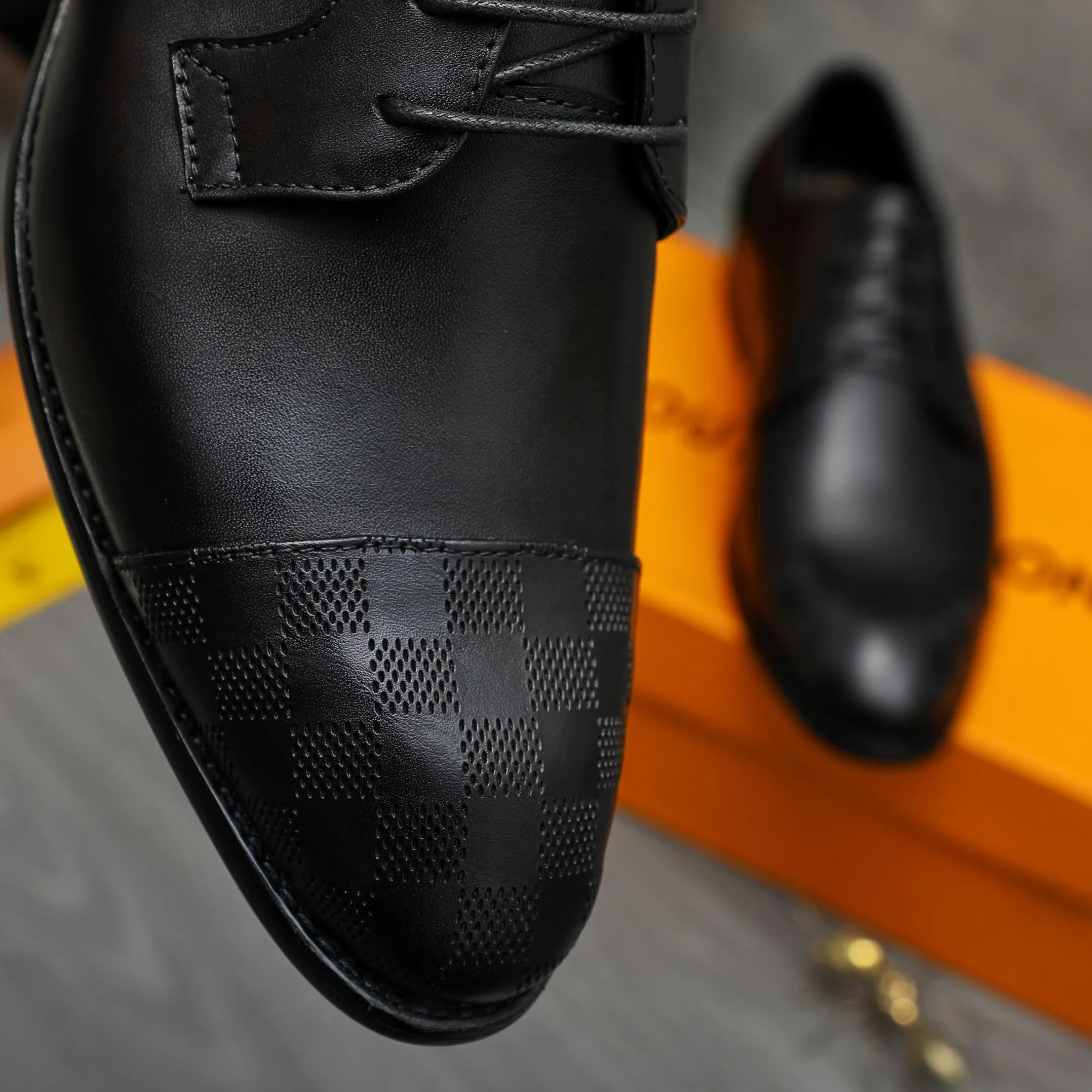 Men's shoes 💰p460 Product trademark: LV (Louis Vuitton) business lace-up leather shoes True size: 39-44 Product material: Selected cowhide stitching classic embossed upper, cowhide lining, original rubber outsole
